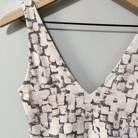 Aritzia Babaton Contour Double V Bodysuit Fawn Pink Gull Grey Rose Size Small - Picture 4 of 10